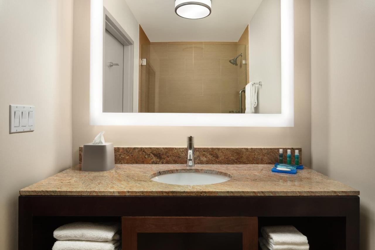 Holiday Inn Express Hotel & Suites Belmont By Ihg Exteriör bild