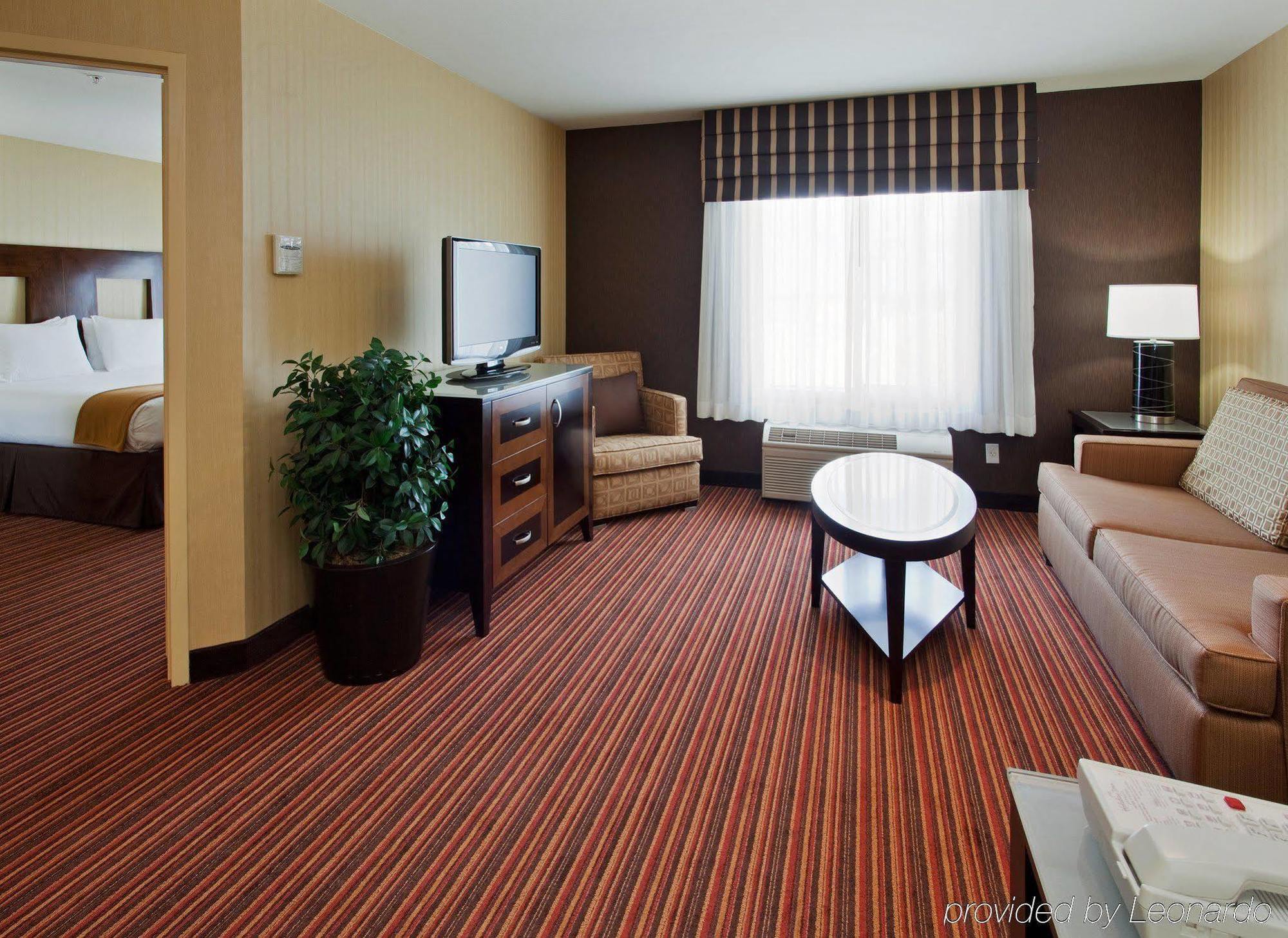 Holiday Inn Express Hotel & Suites Belmont By Ihg Rum bild