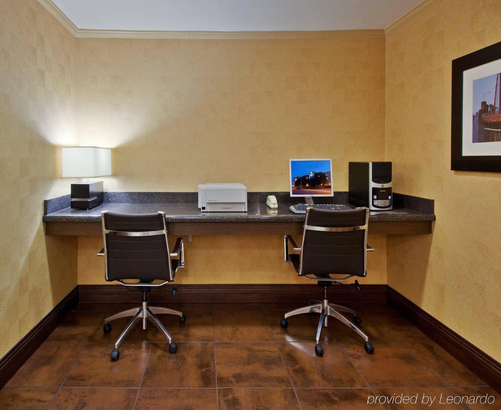 Holiday Inn Express Hotel & Suites Belmont By Ihg Exteriör bild